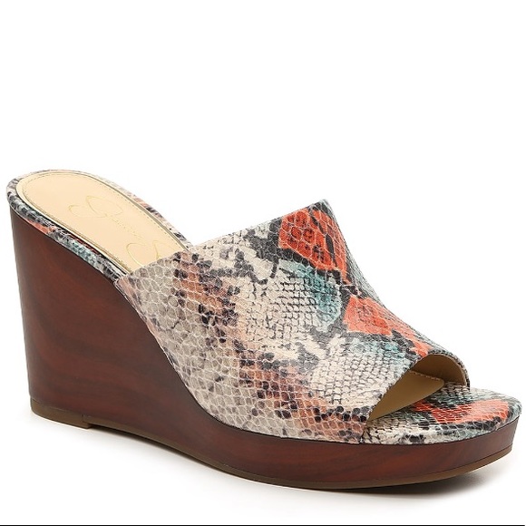 Jessica Simpson 👠 - Picture 1 of 5